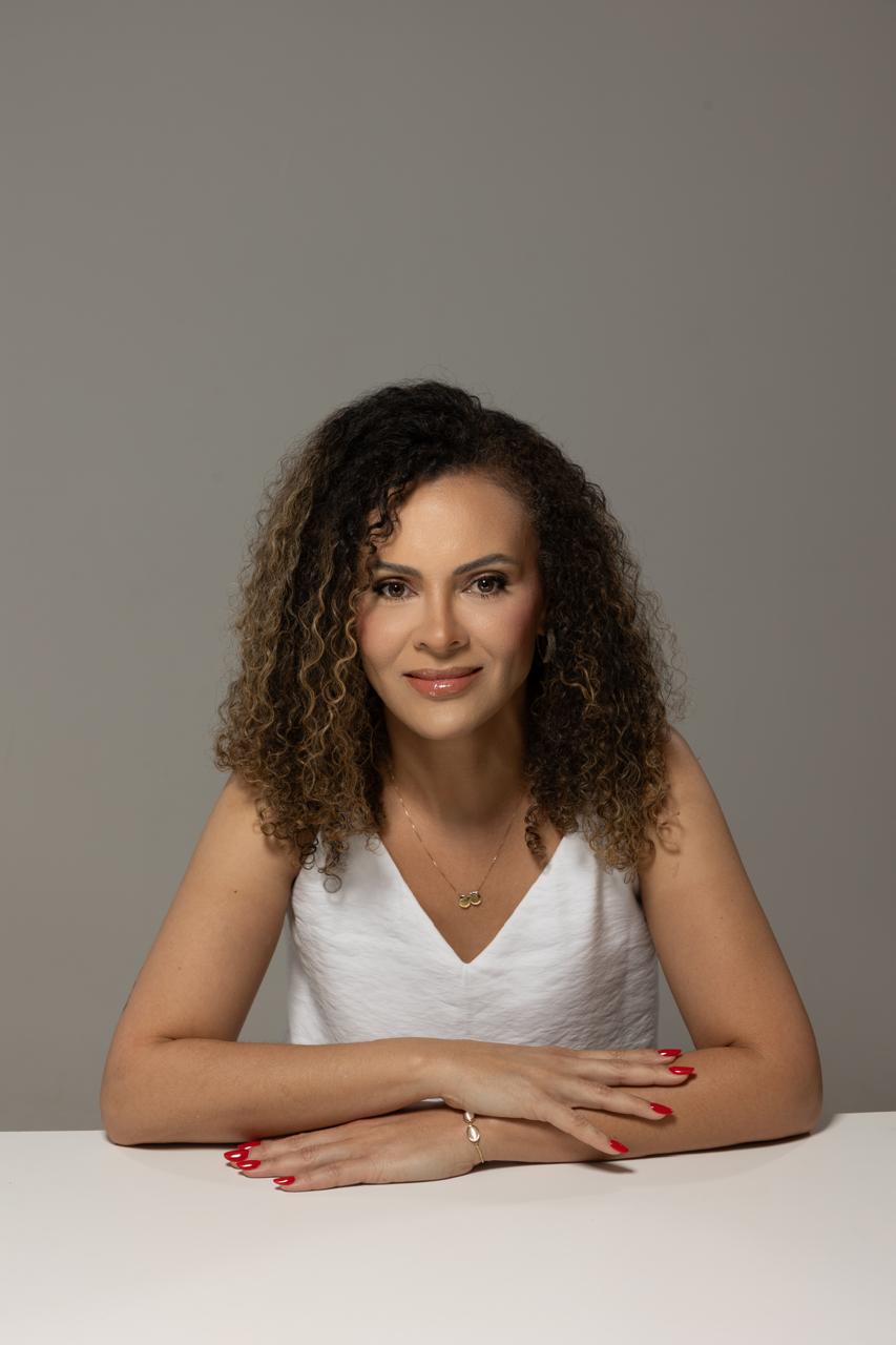 Retrato da Dra. Viviane Silva, biomédica esteta e professora universitária em Taguatinga - DF